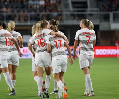 النائب الفرنسي إيميريك كارون يطالب بإيقاف مشاركة إسرائيل في أولمبياد باريس 2024